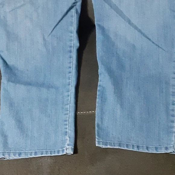 Gloria Vanderbilt Jean's - Picture 3 of 8